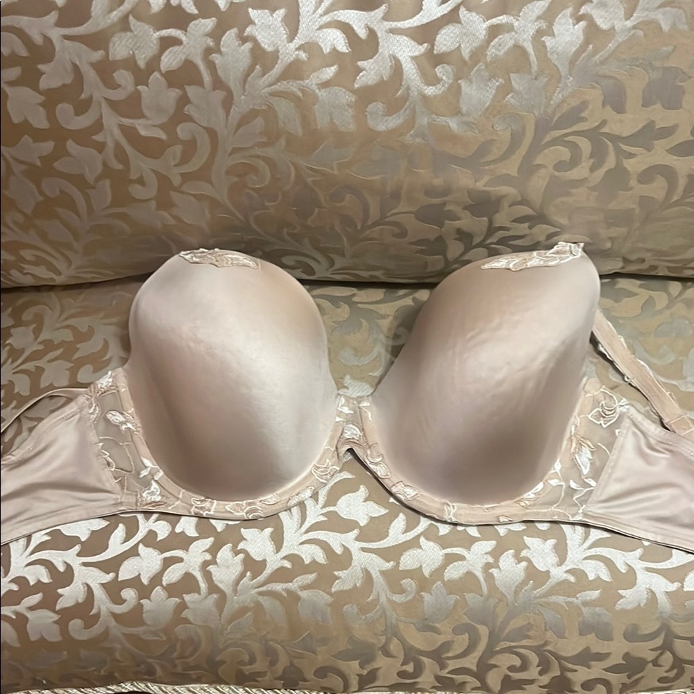 WACOAL Elegant Cream Lace Bra